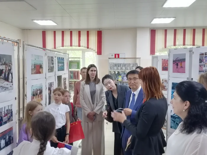 "Китай глазами российских друзей" под таким названием открылась выставка рисунков, фотографий школьников и учителей.